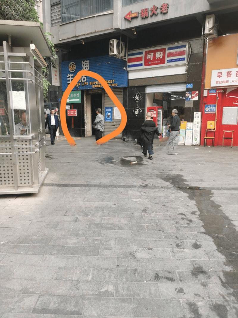 进门买完门票后径直走到吧台后面